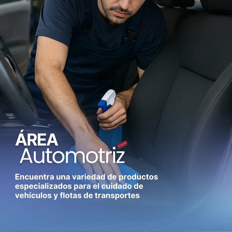 personas de un taller mecánico limpiando los vehículos con productos del área automotriz