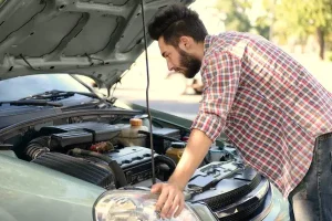 Hombre con camisa de barba dando Mantenimiento de auto
